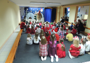 Bardzo sympatyczny bałwanek.