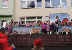 Pani Dyrektor wita zgromadzonych gości.