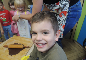 Piotruś dumny z wypieków i oczywiście z mamy.