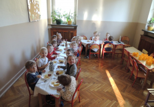 Pyszne jedzenie i piękne stroje.