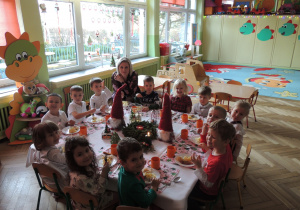 Widać po minach, że wszystkim się podoba ta nowa tradycja.