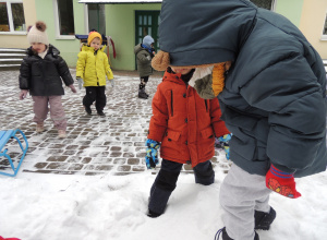 Zabawy na śniegu.