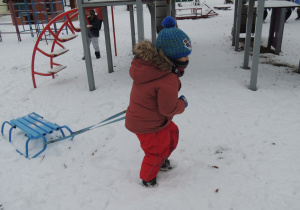 Żeby zjechać najpierw trzeba zaciągnąć sanki na górkę.