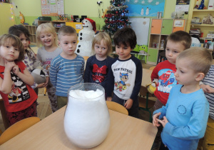 Patrzymy ile wujek przyniósł śniegu.