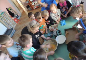 Ciocia Ewa sprawdza czy wszystko zostało należycie wymieszane.