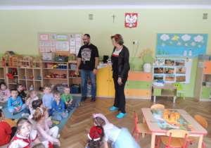 Wszyscy słuchamy co Ciocia mówi.