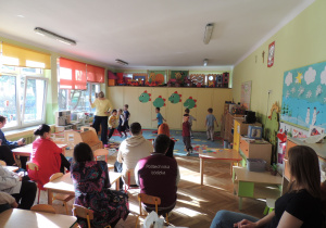 Grupa 2 wesoło bawi się w kole.