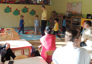 Rodzice z ciekawością patrzą co robimy.