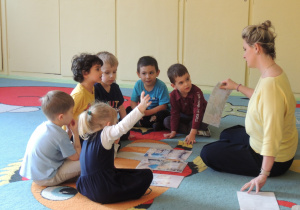 Ciocia Ola pokazuje obrazek.