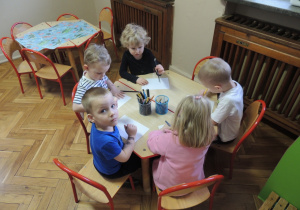 Maluszki podczas malowania podobizny Nitro.