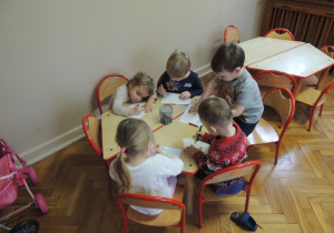 Maluszki podczas malowania podobizny Nitro.