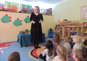 Wszyscy słuchamy historii o Jasiu i jego siostrzyczce.