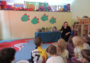 Scena mała, ale ile się na niej dzieje.