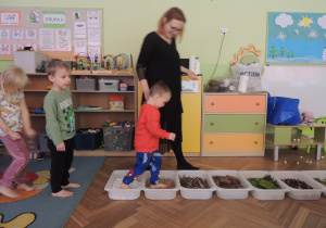 Chodziliśmy boso po wszystkim co można znaleźć w lesie.