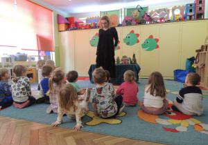 Uważnie słuchamy historii o Jasiu i Małgosi.