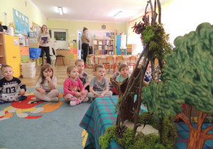 Patrzymy co dzieje się na scenie.