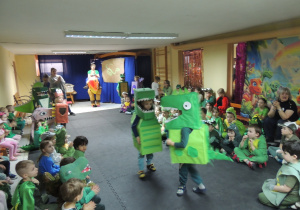 Pokaz dinusiowej mody.