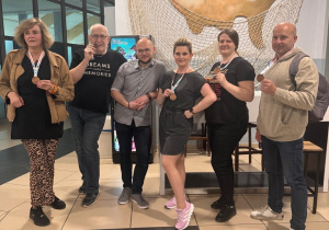 Dinusiowa drużyna z medalami.